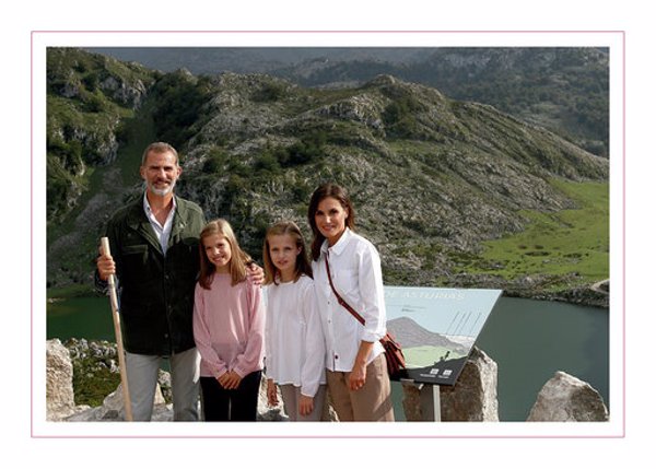 Los Reyes felicitan la Navidad con una foto junto a sus hijas en los lagos de Covadonga