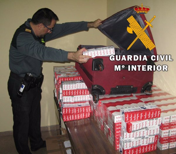 Intervenidas casi 3.000 cajetillas de tabaco sin precintar en varios coches en el Puerto de Almería
