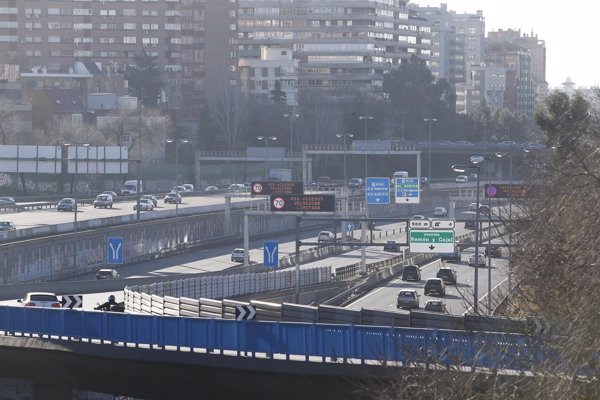 Madrid entra mañana en escenario 2 y se prohíbe la circulación por M-30 y aparcar en el SER a coches contaminantes