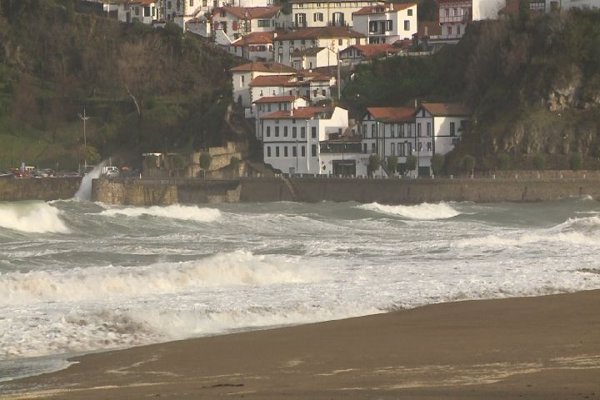 Protección Civil alerta por vientos de hasta 100 km/h en el este de la Península y olas de 7 metros en el Cantábrico