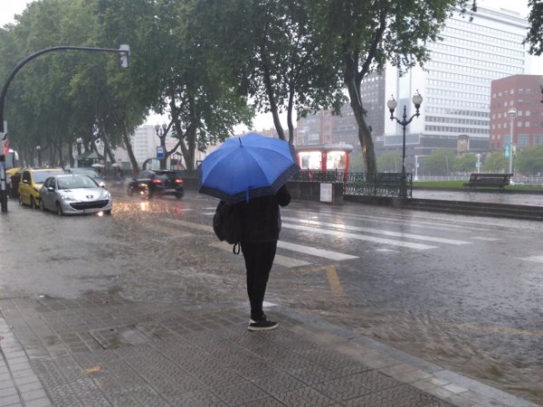 Lluvia, viento, nieve y olas afectarán mañana a toda España y la borrasca 'Flora' sacudirá a Baleares al final del día