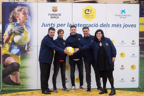 Andreu Fontàs inaugura en Banyoles un 'Cruyff Court'