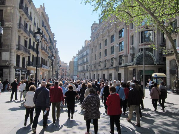 La población de España aumenta hasta los 46,7 millones de habitantes debido al aumento de extranjeros, según el INE
