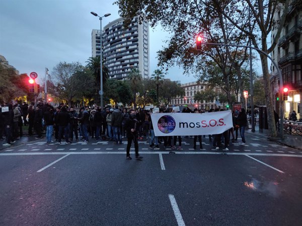 Unos 200 mossos se manifiestan cerca de la Conselleria de Interior cortando calles