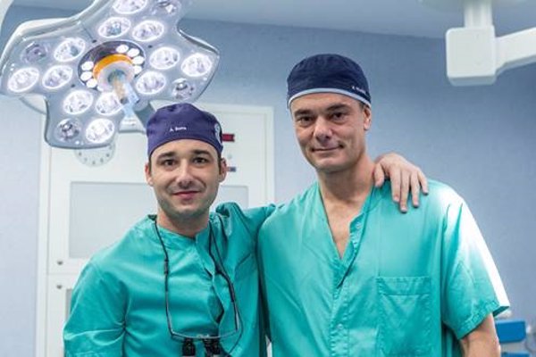 Doctores del Hospital Beata María Ana realizan la primera cirugía en directo de liberación ecoguiada del túnel del tarso