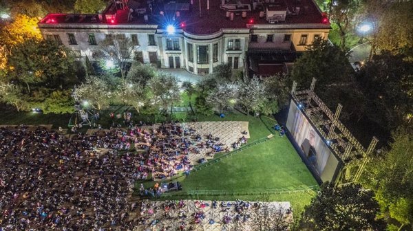 La residencia presidencial de Los Pinos estrena su nuevo rol con la proyección de 'Roma', de Alfonso Cuarón