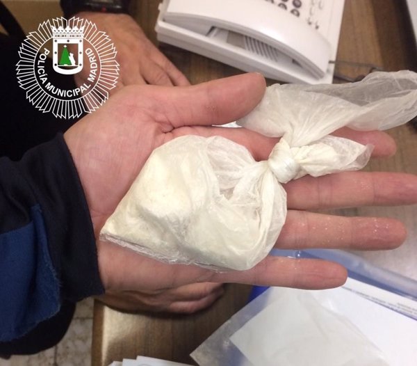 Sorprenden a un hombre consumiendo cocaína en un local y con 42 gramos de droga ocultos en su ropa interior