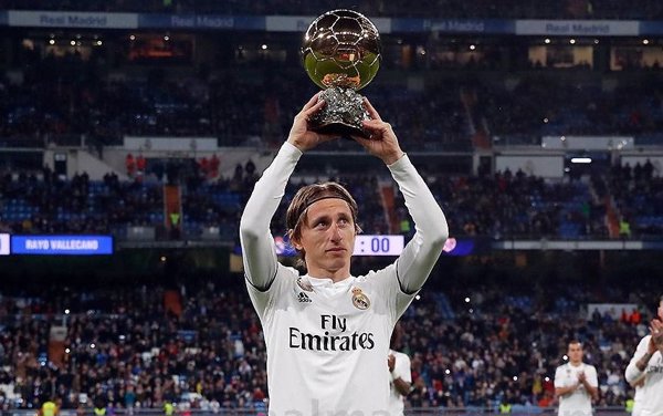 Modric ofrece el 'Balón de Oro' al Santiago Bernabéu