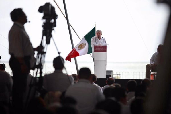 López Obrador presenta su plan para producir un 40 por ciento más de petróleo mexicano