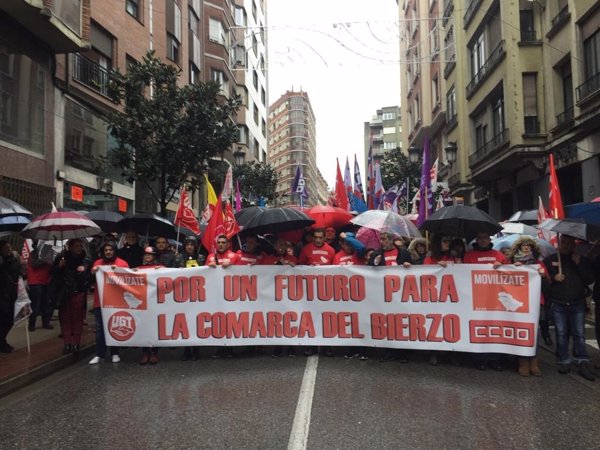 Miles de personas salen a las calles de Ponferrada (León) para reclamar futuro para la comarca
