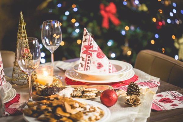 Dos de cada diez hogares españoles pasaron las cenas navideñas de 2017 sin ningún móvil en la mesa, según un estudio