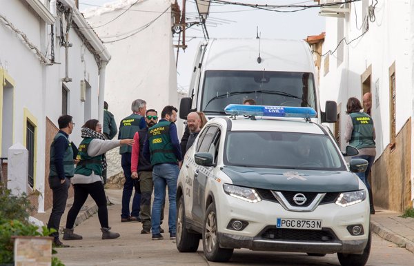 La Guardia Civil reduce el dispositivo en la calle donde vivía Laura Luelmo y Bernando Montoya, tras horas de registro