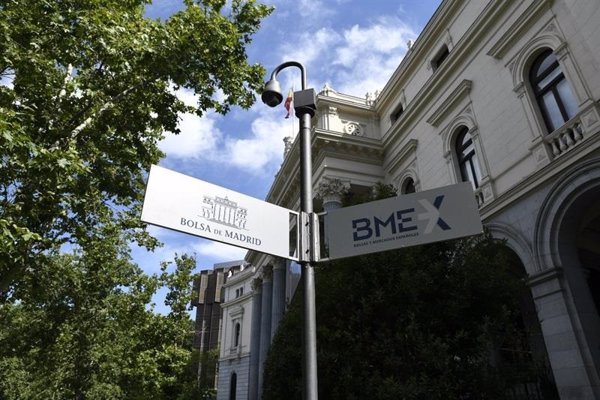 El Ibex se desploma casi un 2% y se sitúa en mínimos de agosto de 2016, por debajo de los 8.600 puntos