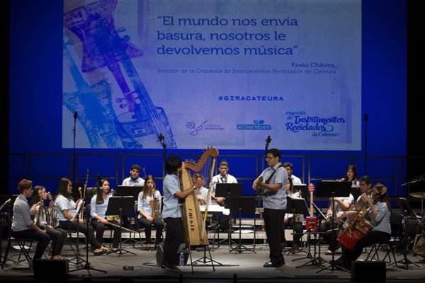 La Orquesta de Instrumentos Reciclados de Cateura actuará mañana junto a Melendi en el Teatro Real
