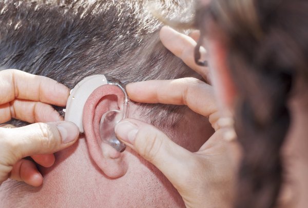Revisar periódicamente la audición podría evitar depresiones tardías, según un estudio