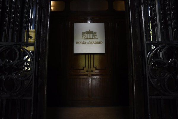 El Ibex 35 cierra con un avance del 0,38% y se establece en los 8.856 puntos