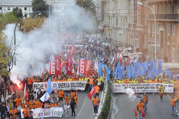 Miles de personas se manifiestan en A Coruña contra el cierre de las plantas de Alcoa