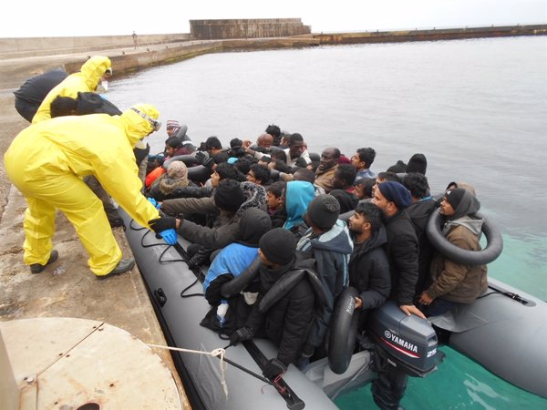 Rescatados en Alborán una quincena de inmigrantes de una patera que llevaba 13 días en el mar