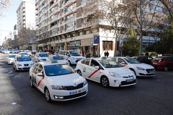 Más de 8.500 taxistas participan en el referéndum para decidir si se convoca un paro indefinido