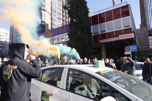 Los taxistas de Madrid convocan un paro indefinido a partir del lunes 21