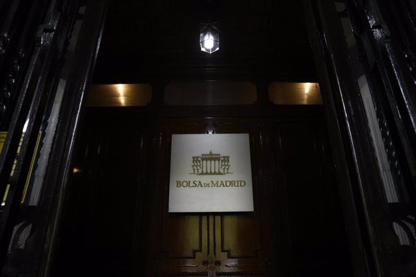El Ibex 35 cierra prácticamente plano y salva los 8.900 puntos pese a la caída de la banca
