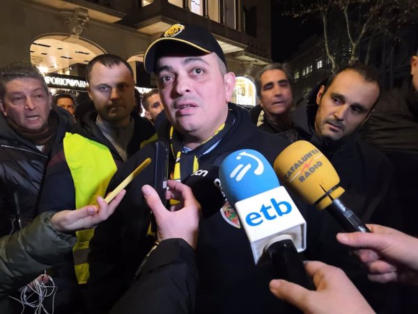 (AMP) Los taxistas de Barcelona deciden en asamblea mantener el paro y el bloqueo de la Gran Via