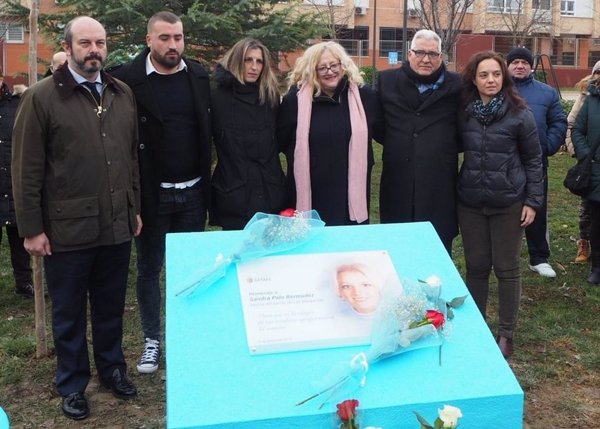 Los padres de Sandra Palo descubren una placa en recuerdo a su hija en el parque Castilla-La Mancha de Getafe (Madrid)