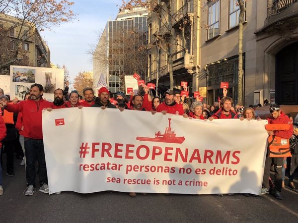 Unas 500 personas se manifiestan en Barcelona a favor de que el Open Arms pueda volver a salir