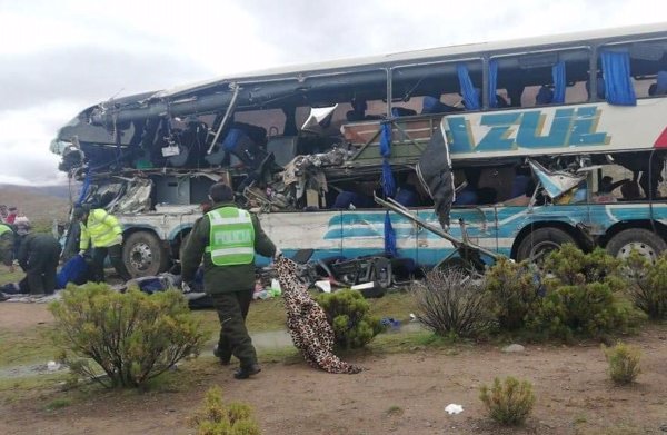 Al menos 22 muertos en un choque entre dos autobuses en Bolivia