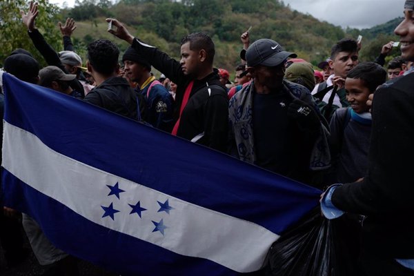 Una nueva caravana de migrantes hondureños parte hacia EEUU