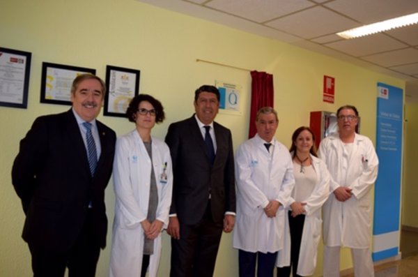 El Hospital Príncipe de Asturias descubre la placa de acreditación QH concedida por IDIS