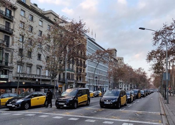 Taxistas y VTC mantienen los cortes en la Gran Via y la Diagonal de Barcelona