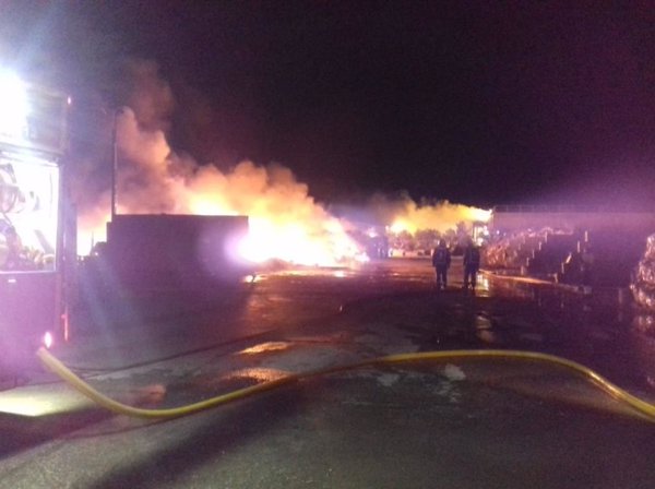 Un incendio en la antigua planta de reciclaje de Pradejón (La Rioja) provoca llamas de hasta cuatro metros de altura
