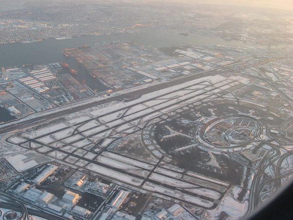 Cancelan los vuelos en el aeropuerto de Newark ante la presencia de varios drones