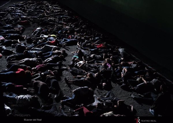 El Teatro Real estrena 'Idomeneo', de Mozart, y se transforma en una 'isla de Lesbos' abarrotada de refugiados