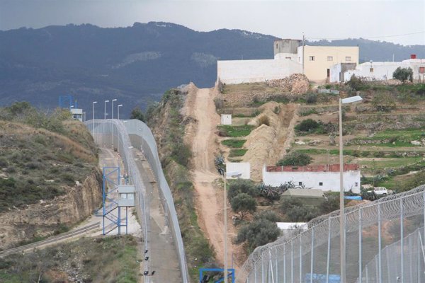 El Gobierno deja pendiente la retirada de las concertinas de las vallas de Ceuta y Melilla que se marcó como 