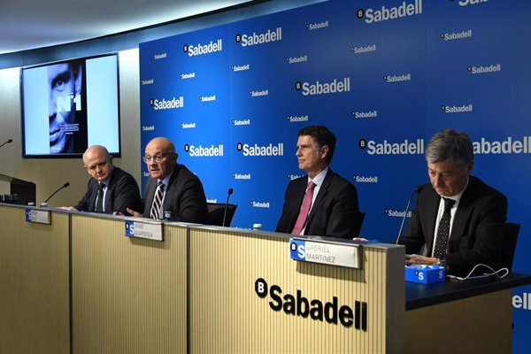 (AMP) Oliú y Guardiola (Sabadell) renuncian a su bonus de 1,21 millones de 2018 por el impacto de TSB