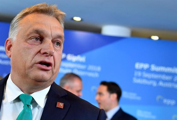El primer ministro de Hungría mantiene su polémica descripción de Juncker como un 
