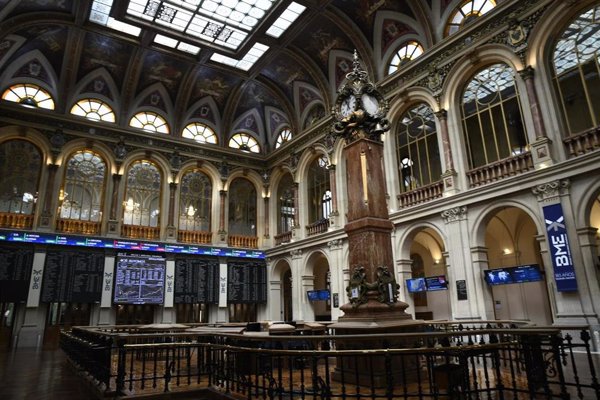 (AMP) El Ibex 35 cierra con una caída del 1,3% y rompe la racha de tres semanas al alza
