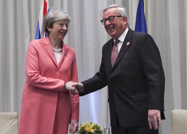 Juncker alerta a May de que si la prórroga va más allá del 23 de mayo tendrá que convocar elecciones europeas