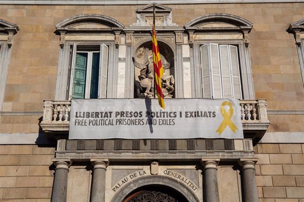 La Generalitat mantiene a las 9 horas la pancarta con el lazo amarillo