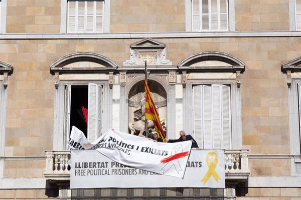 La Generalitat quita el lazo amarillo de su fachada pero mantiene una pancarta por los presos con lazo blanco