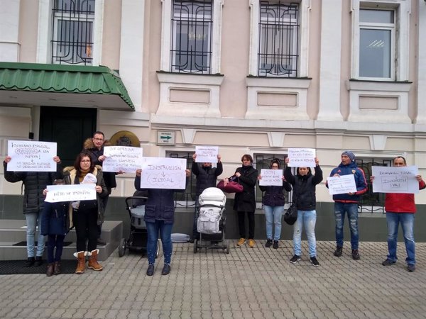 Familias de bebés nacidos en Ucrania por gestación subrogada exigen poder inscribir a sus hijos como españoles de origen