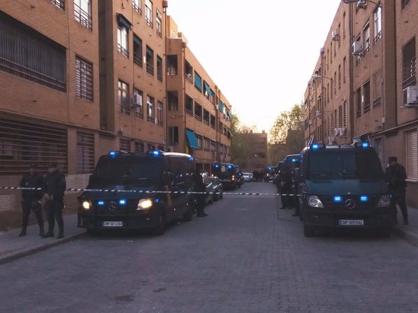 Vecinos protestan de nuevo frente a la casa del supuesto asesino de Vallecas (Madrid)