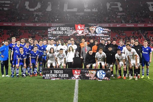 El Sevilla vence al Schalke y se adjudica el X Trofeo Antonio Puerta