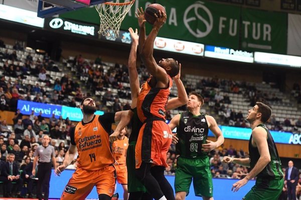 (Crónica) El Baskonia tropieza y el Valencia Basket se pone cuarto
