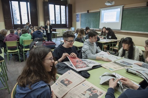 Alumnos de un instituto de Madrid realizan talleres para distinguir entre la información veraz y la desinformación