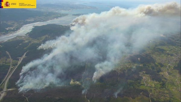 El Gobierno envía ocho medios aéreos y una BRIF para combatir las llamas en Dodro (La Coruña)