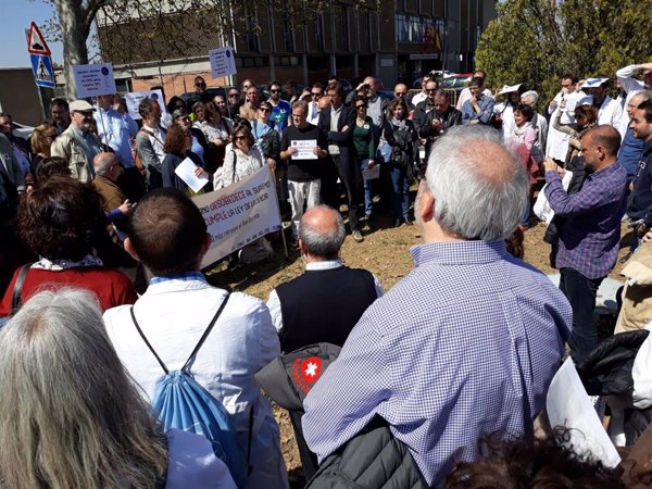 Un centenar de científicos protestan en La Moncloa para pedir al Gobierno el cumplimiento de la Ley de Ciencia