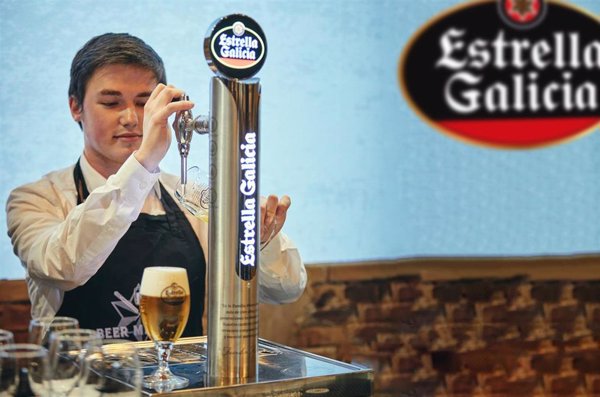 Un hostelero gallego de 20 años, ganador del VI Campeonato de Tiraje de Cerveza de Estrella Galicia